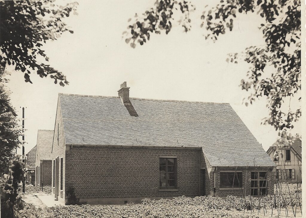 Une image contenant extérieur, bâtiment, photo, vieux

Description générée automatiquement