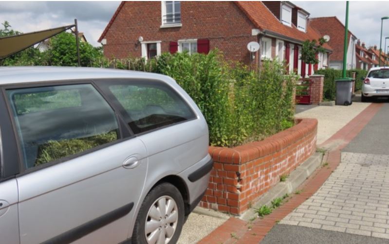 Une image contenant extérieur, voiture, bâtiment, terrain Description générée automatiquement