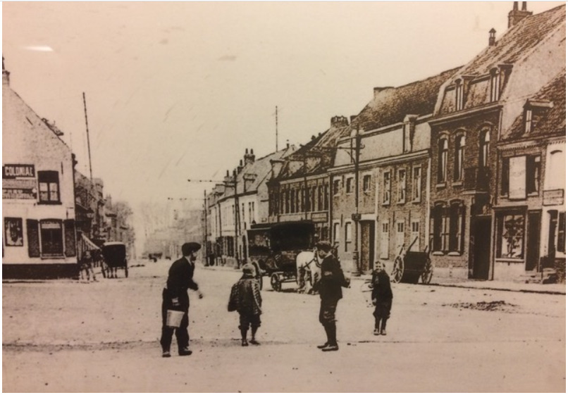 Une image contenant texte, extérieur, rue, vieux Description générée automatiquement