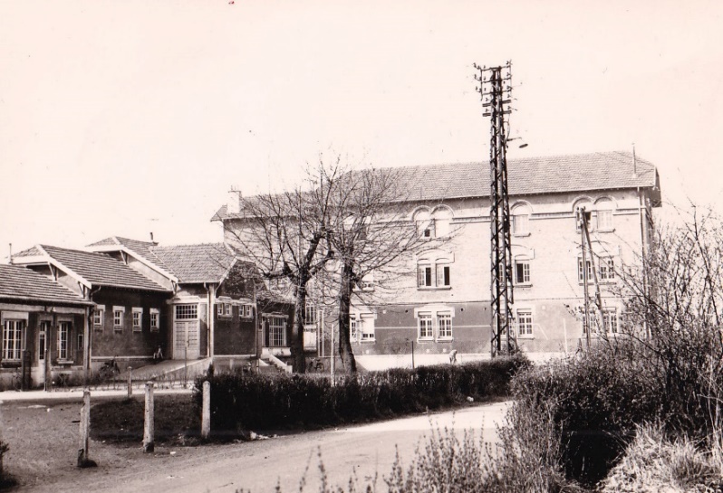 Une image contenant extérieur, ciel, bâtiment, vieux Description générée automatiquement