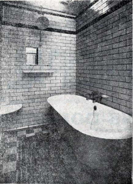 Une image contenant noir et blanc, mur, baignoire, Appareil sanitaire Description générée automatiquement