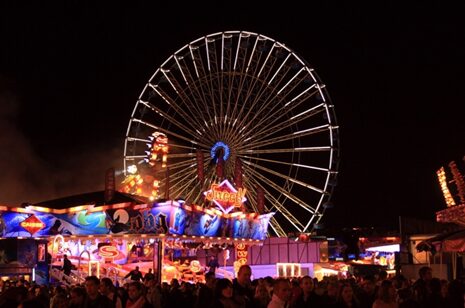 Une image contenant foire, manège, ciel, Attraction touristique

Description générée automatiquement